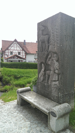 Denkmal vor Wasserschloss