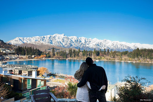 Mountain_views_ Queenstown - Nestled in a bay on Lake Wakatipu, Queenstown is dwarfed by surrounding mountains. On the peninsula across the bay. the Queenstown Gardens offer relaxing walks through well-established native and exotic trees. From there, views extend back over the town to the gondola that runs up Bob’s Peak and across the lake to the well-named Remarkable Mountains.