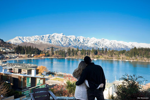 Nestled in a bay on Lake Wakatipu, Queenstown is dwarfed by surrounding mountains. On the peninsula across the bay. the Queenstown Gardens offer relaxing walks through well-established native and exotic trees. From there, views extend back over the town to the gondola that runs up Bob’s Peak and across the lake to the well-named Remarkable Mountains.