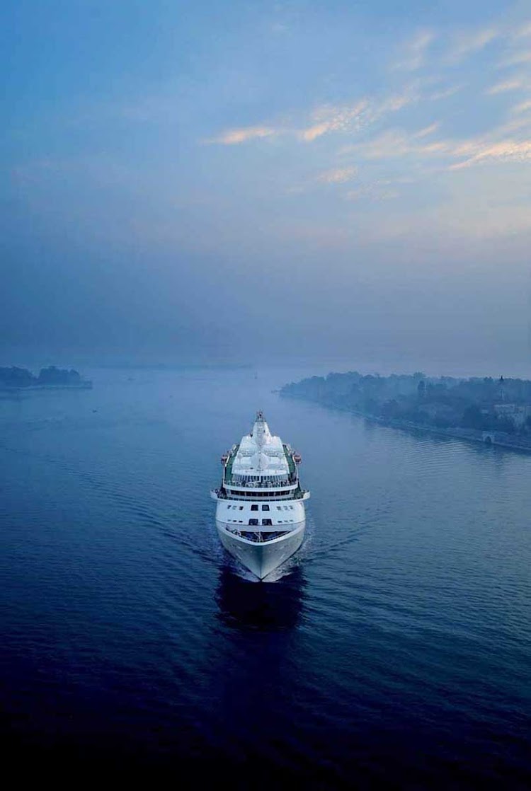 Silver Cloud sails through the beautiful morning mist upon arriving in Venice.