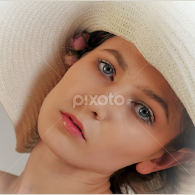 ANNA'S BEAUTY by George Arnon - People Portraits of Women