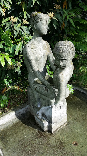 Brunnen Mutter mit Kind