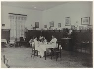 Het echtpaar Letterie in de eetkamer van hun huis in Mojosari