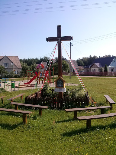 Kryžius Ir Vaikų Žaidimo Aikštelė 