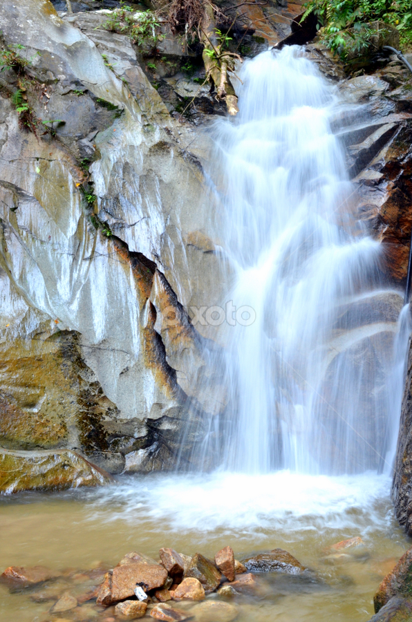 Toi waterfall jeram Lempeng: April
