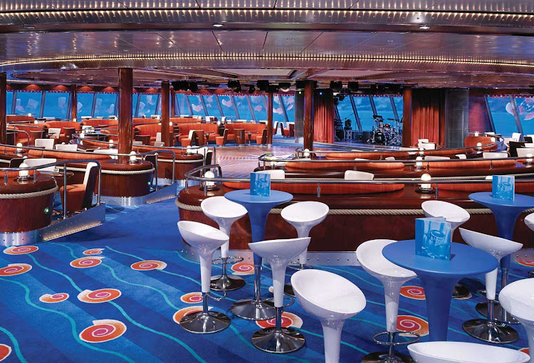 A modern spot for drinking and dancing, Norwegian Jewel's Spinnaker Lounge also has great ocean views.
