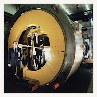 Directie van Stichting Nationaal Lucht- en Ruimtevaartlaboratorium in windtunnel