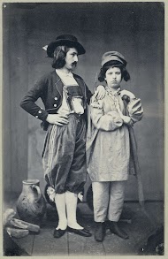 Portret van Thérèse Asser en een onbekende jongeman in toneelkostuum