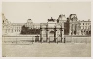 Gezicht op het Louvre in Parijs, met op de voorgrond de Arc de Triomphe du Carrousel