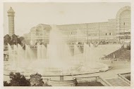Exterieur van Crystal Palace in Londen, op de voorgrond een fontein, links een watertoren