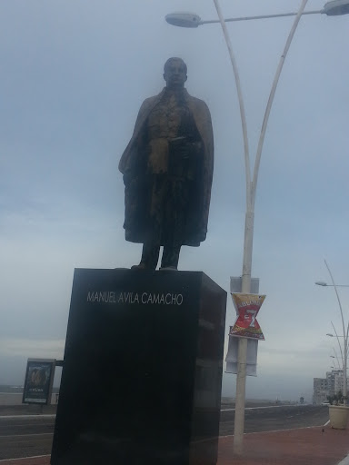 Estatua De Manuel Avila Camacho