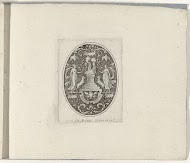 Altaar met daarop een brandend vuur, geflankeerd door twee bokken en twee vrouwen