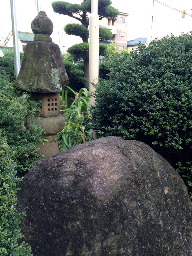 国府宮スイミングの石と灯籠