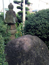 国府宮スイミングの石と灯籠