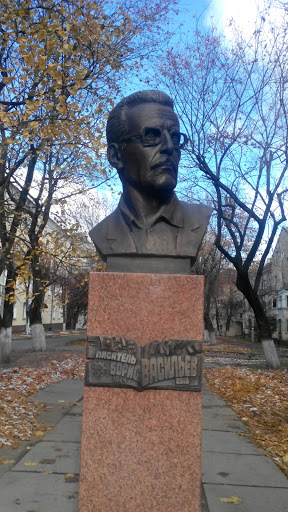 Памятник Борису Васильеву