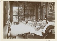 Drie lezende jongens Kessler en Heyning, liggend op banken en sofa's op het balkon van het vakantiehuis in de Harz