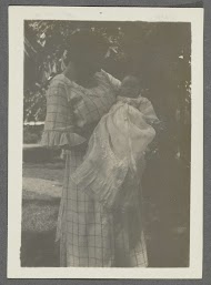 Tine Kleiterp-Vermeulen met haar dochter Tiny op de arm in een tuin in Pangka op Java