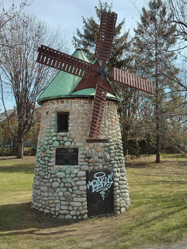 Moulin commemoratif Laval-Des-Rapides