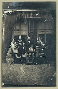 Groepsportret van de families Asser en Oppenheim in een tuin