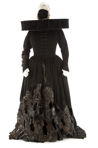 Costume de la première sorcière dans "Macbeth" front view
