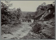 Werk aan een brug over de Wenih Rongka