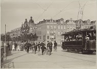 Tram 3 en passanten op de Nieuwe Amstelbrug, gezien richting Ceintuurbaan