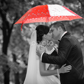 Kissing in the rain by Costi Manolache - Wedding Bride & Groom