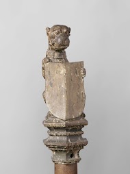 Wapendragende hond van de balustrade uit de Rolzaal in het Hof van Holland, Den Haag