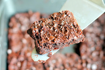 Fudgy Peanut Butter Chocolate Chip Brownies {flourless, gluten free, vegan}