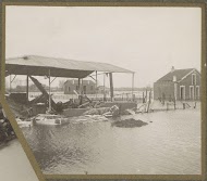 Verwoeste schuur en huis in een ondergelopen buitenwijk van Parijs