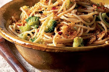 Spaghetti with broccoli & anchovies