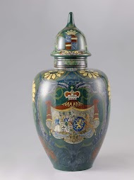 Vaas met deksel met alliantiewapen en het interieur van de Nederlands Hervormde Kerk te Wassenaar