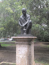 Monumento Mujer Sentada
