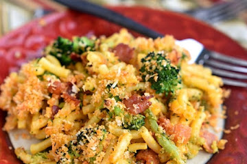 Skillet Bacon and Broccoli Macaroni and Cheese