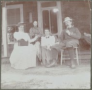 Vrouw met boxcamera maakt een groepsportret, Verenigde Staten