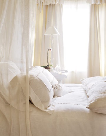 [Country Living Bedroom-white-linens[7].jpg]