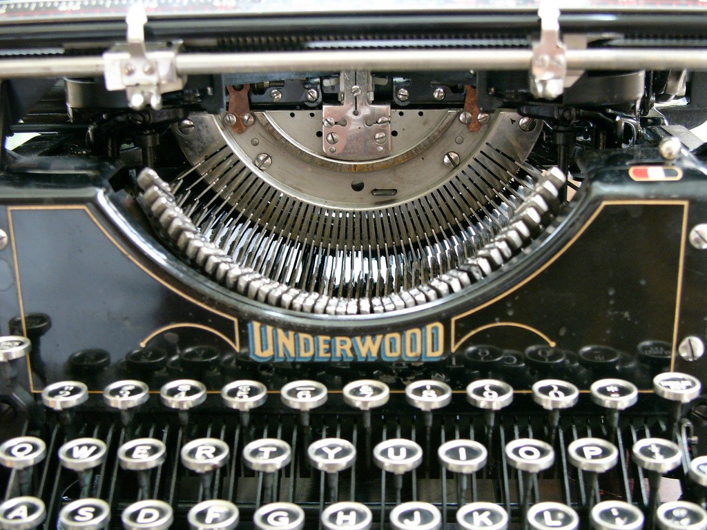 [01-manual-typewriter[4].jpg]
