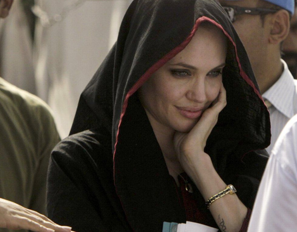 [Angelina Jolie -pakistan[4].png]