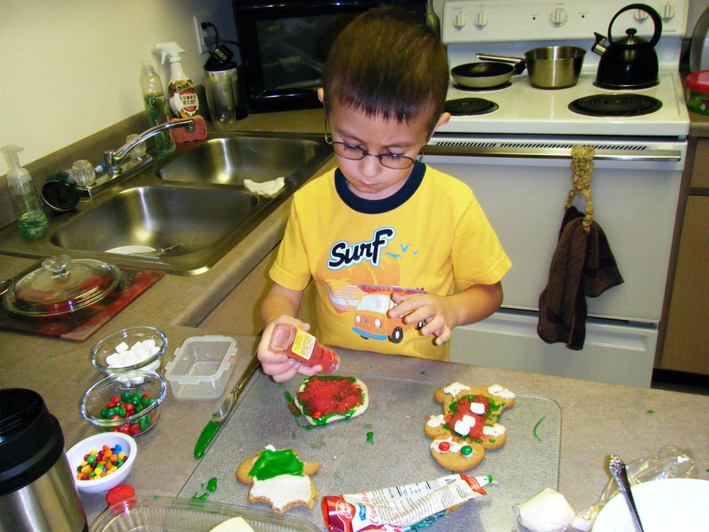[12-23-2010 decorating cookies (5)[3].jpg]