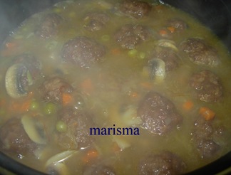 albondigas jardinera, cociendo en salsa, (6) albondigas jardinera, cociendo en salsa, (6)