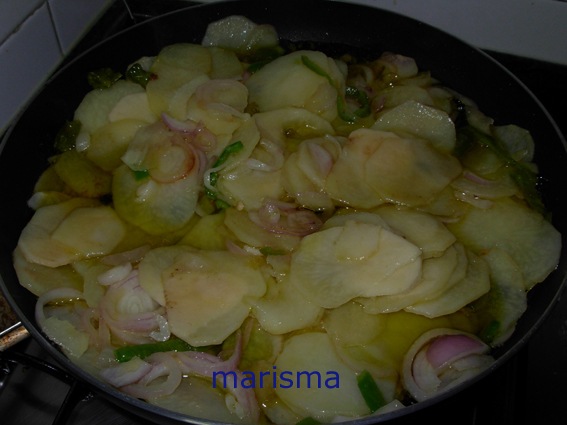 [tortilla de patata con cebolla morada-2[3].jpg]
