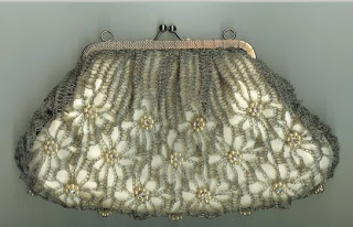 Bolsa de crochê com fios de cobre e detalhes em vitrilhos