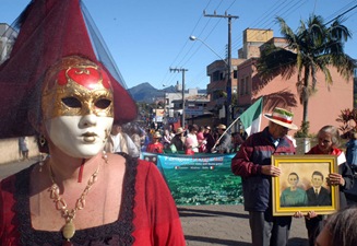 Nova Veneza - SC - 21/06/2008 - Geral<br />Foto: Ulisses Job<br />Desfile famílias colonizadoras, resgataram um pouco da história de seus antepassados e uniram gerações. Pessoas trajadas Carnevale di Venezia, também participaram com suas máscaras e trajes típicos.<br />