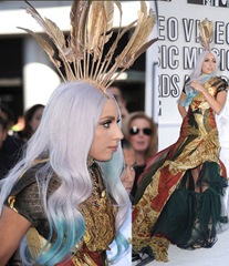 Lady Gaga con il copricapo di Philip Treacy e il vestito di McQueen