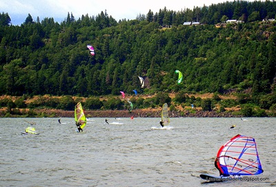 Kites and surfers on the Columbia River