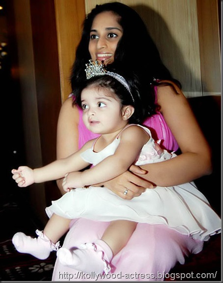 ajith-shalini-daughter-baby-anoushka-first-birthday-celebration-stills 04