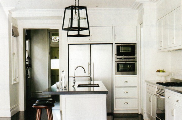 black-white-kitchen_justinehugh-jones_interiordesigner_via_bellemag_octnov2010