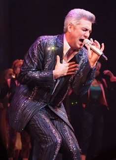 Click to get a close-up view of the sparkliness that is Taylor Hicks as Teen Angel