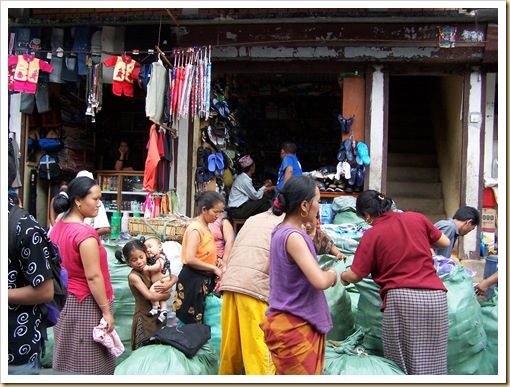 Nepal, gentes de la pequeña población de Kodari