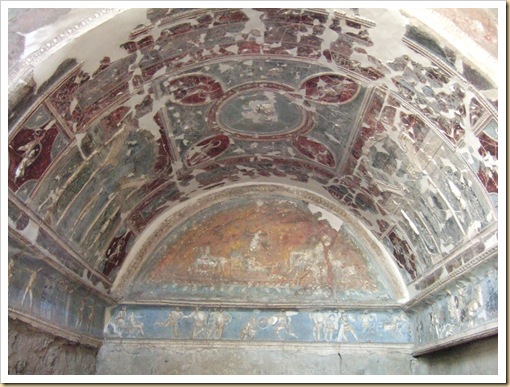 0981- Pompeya. La Casa del Larario de Aquiles. El larario o altar de los Lares,(dioses del hogar).